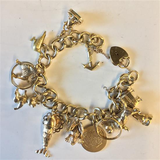 9ct gold charm bracelet(-)